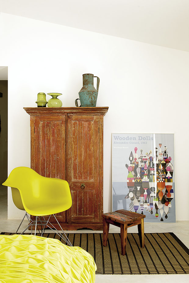 Silla Plastic, de los Eames, editada por Vitra. Armario y taburete adquiridos en un mercadillo. Póster Wooden Dolls, de Alexander Girard, editado por Vitra. Silla Plastic, de los Eames, fabricada por Vitra. Armario y taburete adquiridos en un mercadillo. Póster Wooden Dolls, con un dibujo de Alexander Girard que edita Vitra