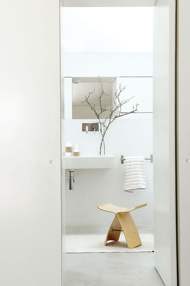 Taburete Butterfly, de Sori Yanagi para Vitra. Grifería, de Vola. Jarrón de la firma Rosenthal