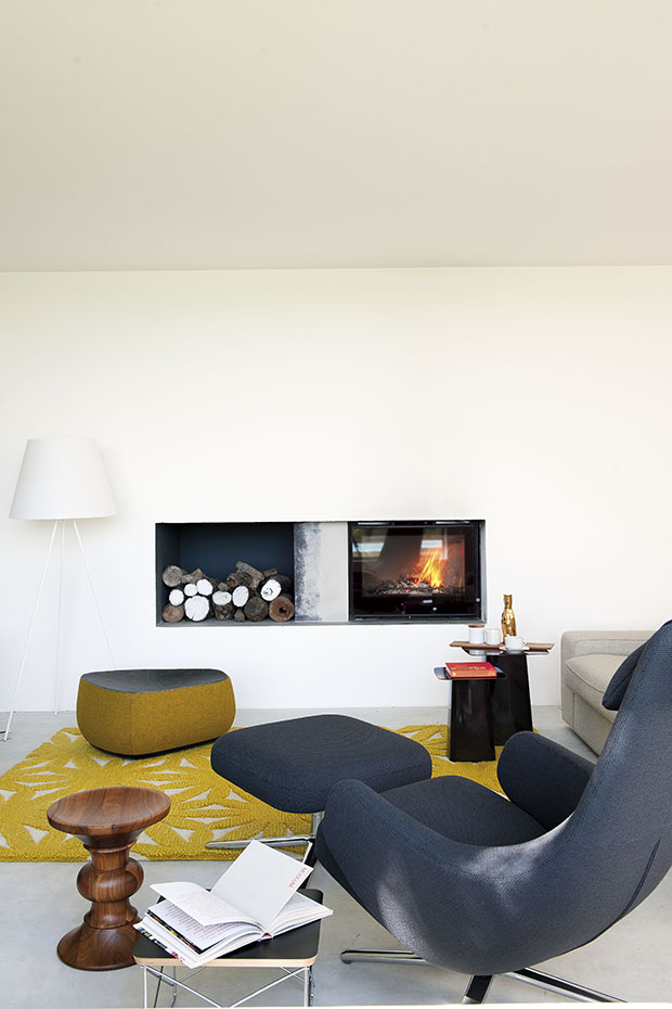 Taburete de madera y mesita auxiliar con sobre negro, diseño de los Eames editado por Vitra. Puf Fjord, de Patricia Urquiola para Moroso