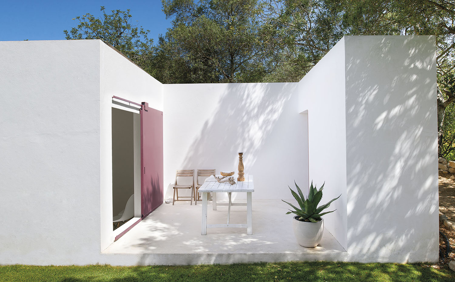 Uno de los patios, cerrado por tres de sus lados, se comunica directamente con el comedor