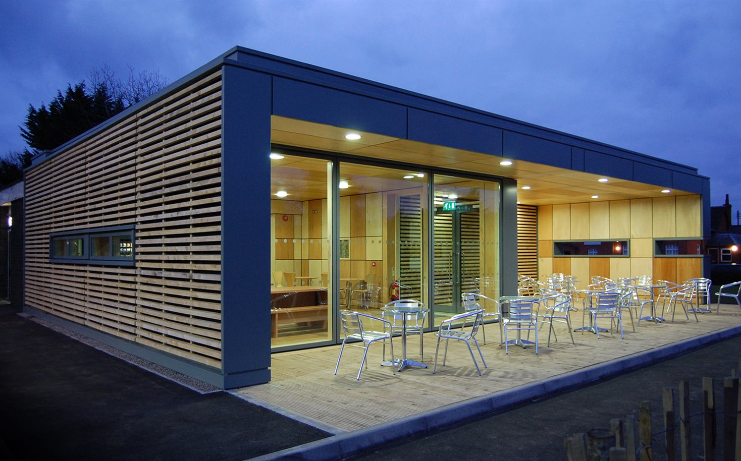 Paul Younger y Hewitt Studios han diseñado este café en el campus de la Universidad Tecnológica de Herefordshire (Inglaterra), construido con paneles modulares de paja de ModCell. Paul Younger y Hewitt Studios diseñaron este café en el campus de la Universidad Tecnológica de Herefordshire (Inglaterra), construido con paneles modulares de paja fabricados por la firma ModCell