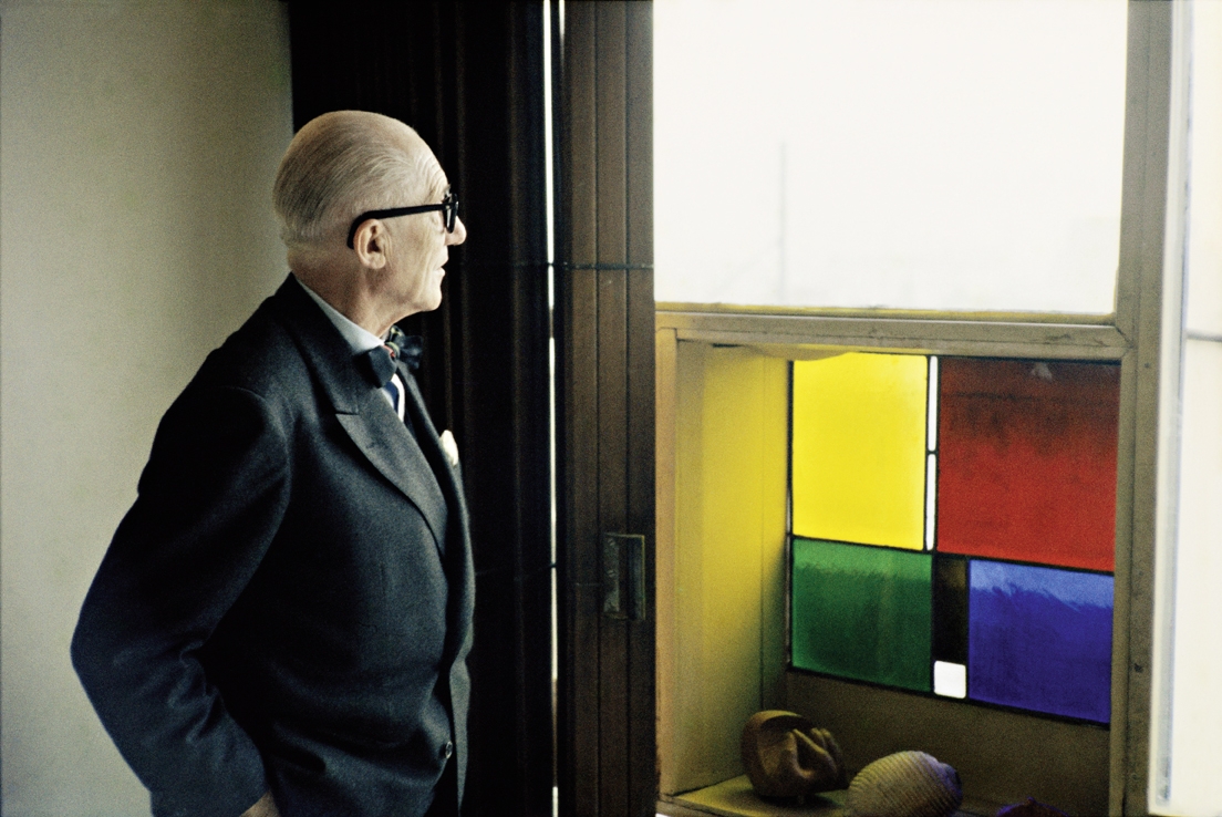 Retrato de Le Corbusier asomado a una de las ventanas de la Tourette