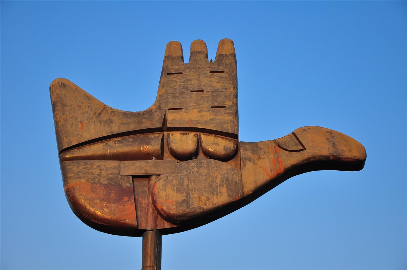 Detalle del monumento de La Mano Abierta, en Chandigarh (India), 1962 Le Corbusier
