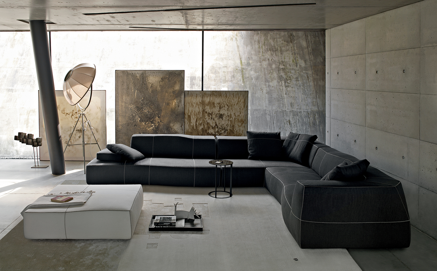Bend Sofa Amb H10 2014. Sofá y puf Bend, de Patricia Urquiola. Mesilla Frank, de Antonio Citterio. Al fondo, la lámpara Fortuny, diseño de Mariano Fortuny para Pallucco