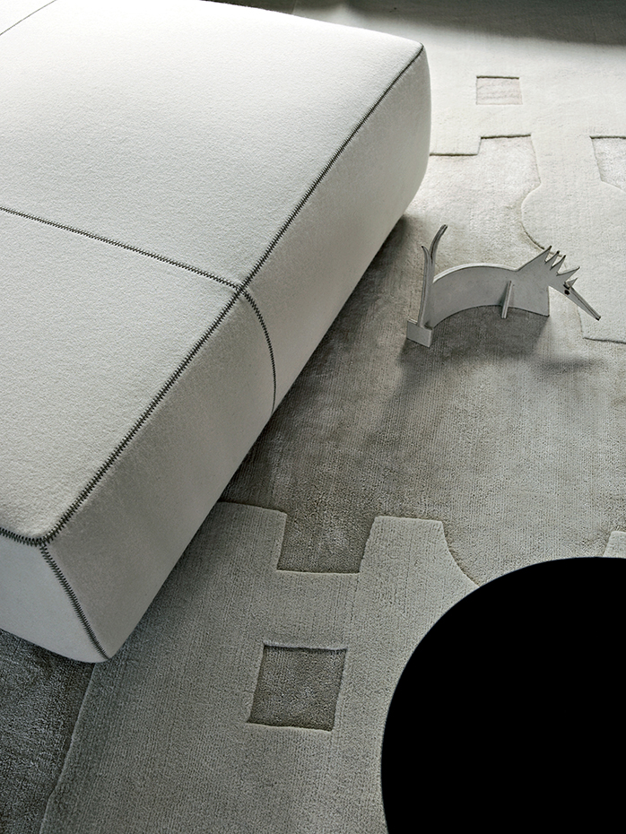 Bend-Sofa det 2 H10 2014. Las costuras con contrastes resaltan el dibujo del puf Bend y dialogan con el diseño y la textura de la alfombra