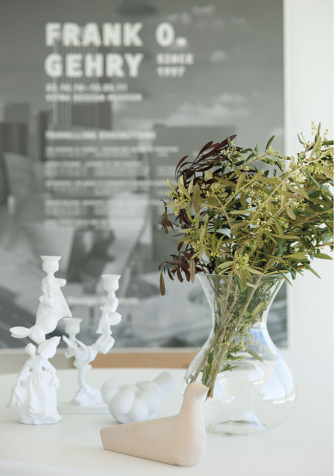 Figurita L'Oiseau, diseño de los Bouroullec para Vitra. Candelabros Wonderland, de Stephen Johnson para Artecnica