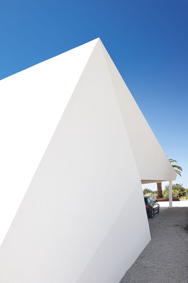 La arquitectura se descompone en planos poco convencionales, pero en armonía con el paisaje