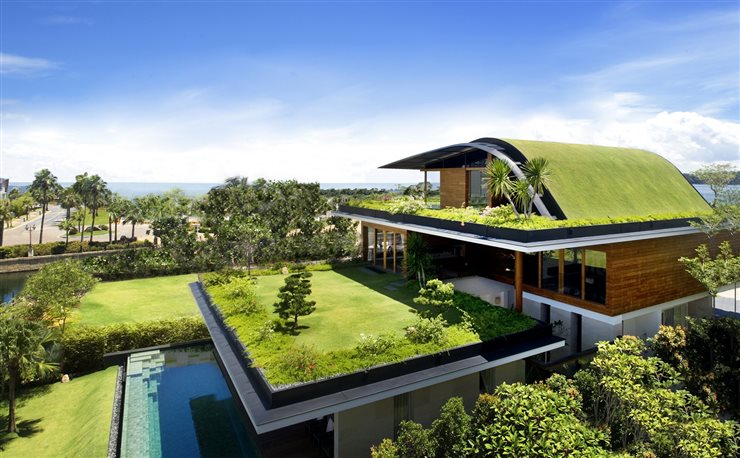 Las cubiertas vegetales evitan las pérdidas de calor de un edificio, reduciendo sensiblemente la inversión en su acondicionamiento térmico. Casa Meera en Singapur, de Guz Architec