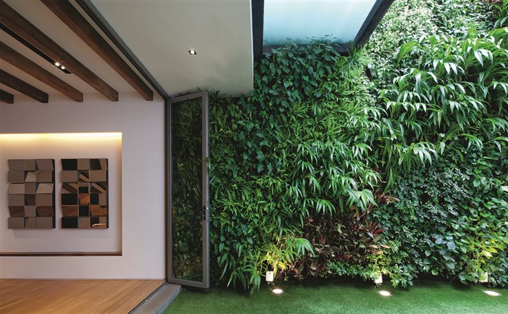 Las paredes vegetales regulan de manera natural la humedad relativa en el interior de la vivienda. Proyecto de Ong & Ong