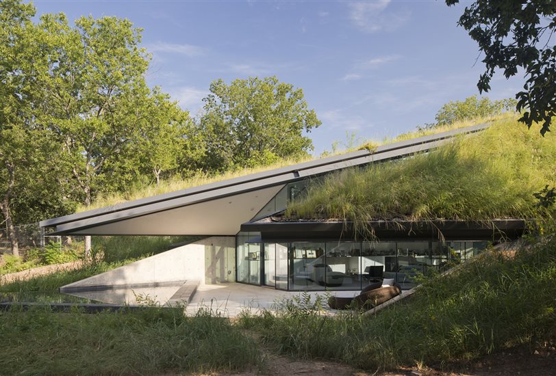 Levantada en un antiguo terreno industrial rehabilitado, la Casa Edgeland en Austin (Texas), de Bercy Chen Studio, busca restituir una relación armoniosa entre la arquitectura y e