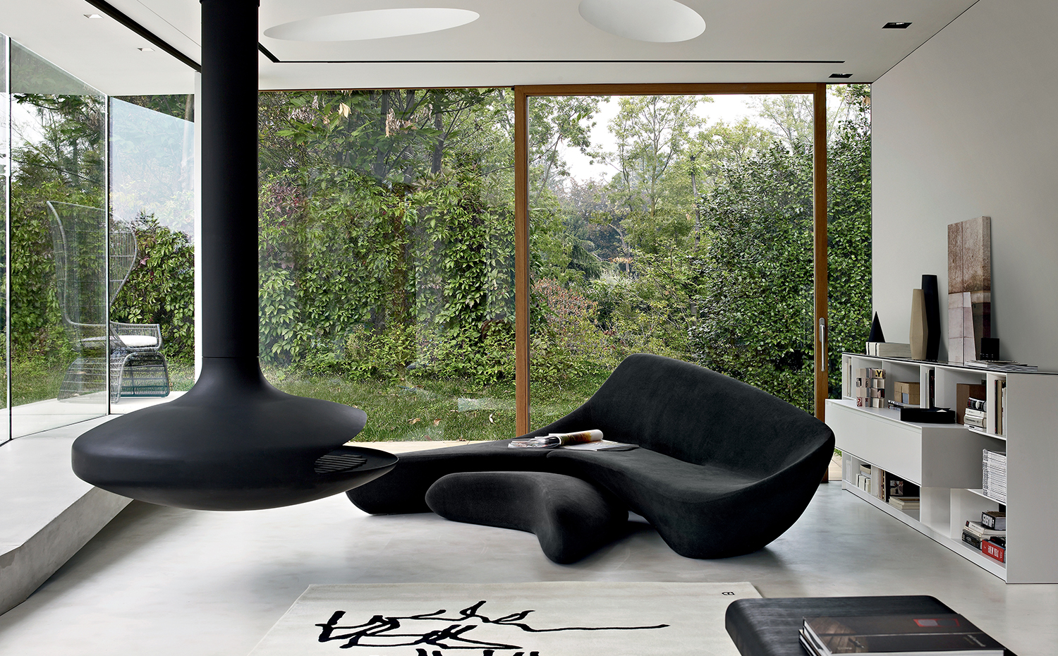 Moon System H10 2014. Frente a la chimenea Gyrofocus, un diseño de Dominique Imbert de 1968, el sofá y otomana Moon, de Zaha Hadid. Aparador Flat C, de Antonio Citterio