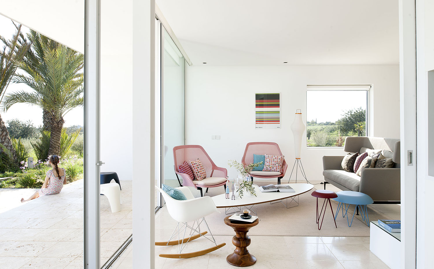 Sofá Suita, de Antonio Citterio. Butaca RAR, mesa ETR y taburete, de los Eames. Butacas Slow, de los Bouroullec. Sobre la mesa, Wooden Dolls, de Alexander Girard. Todo es de Vitra
