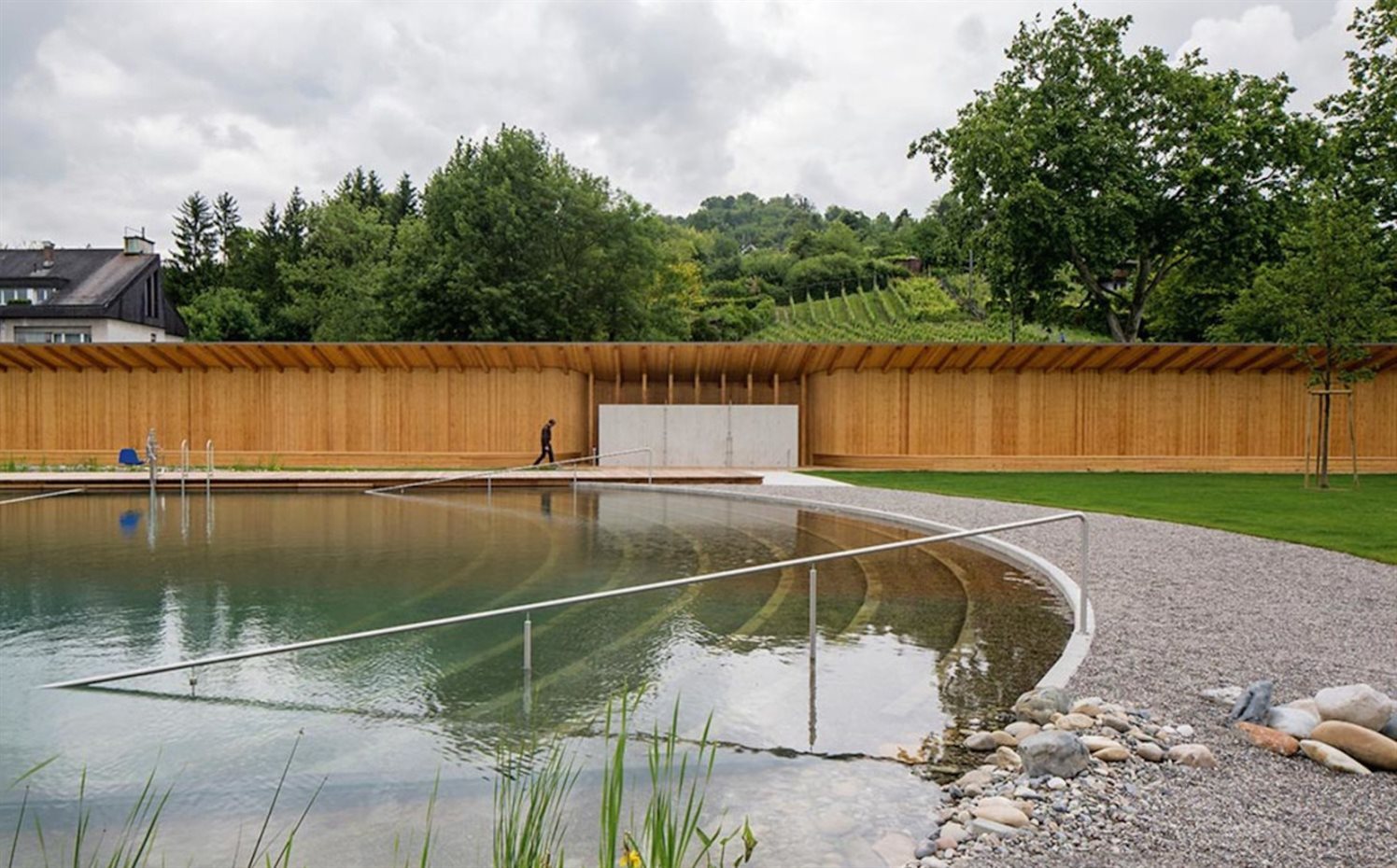 Piscina-lago de Herzog & De Meuron en Riben Suiza