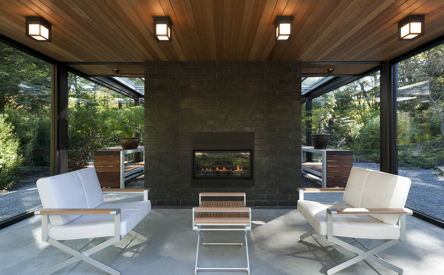 Glasshouse, Shupe 15. Un torre de ladrillos pintados de negro integra la chimenea, creando un ambiente de estilo Mid-Century