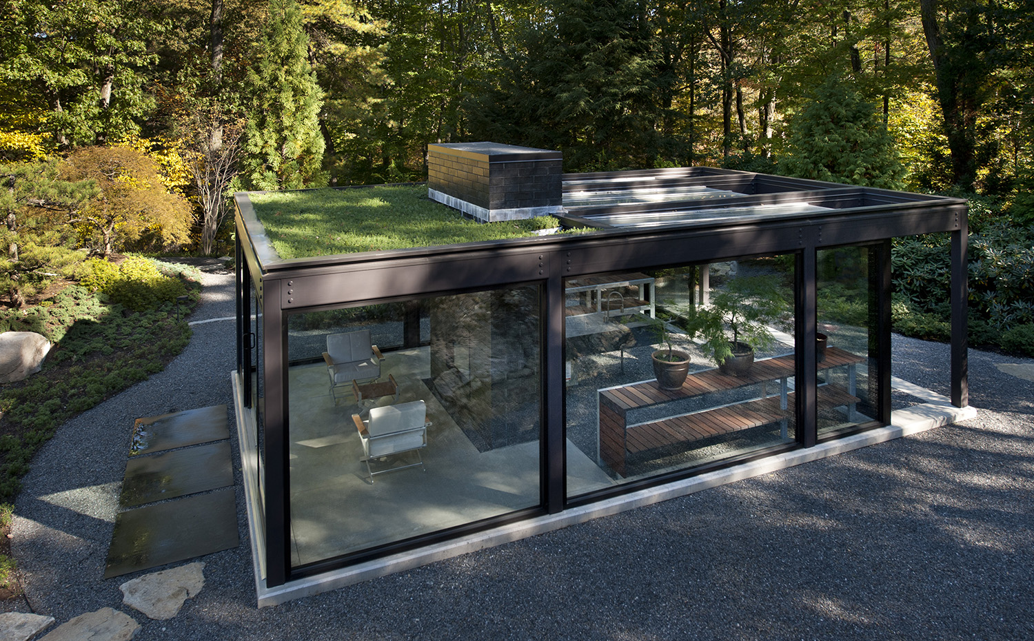 Glasshouse, Shupe 8. La estructura del edificio es de acero. Las carpinterías que enmarcan los grandes ventanales de vidrio son de aluminio