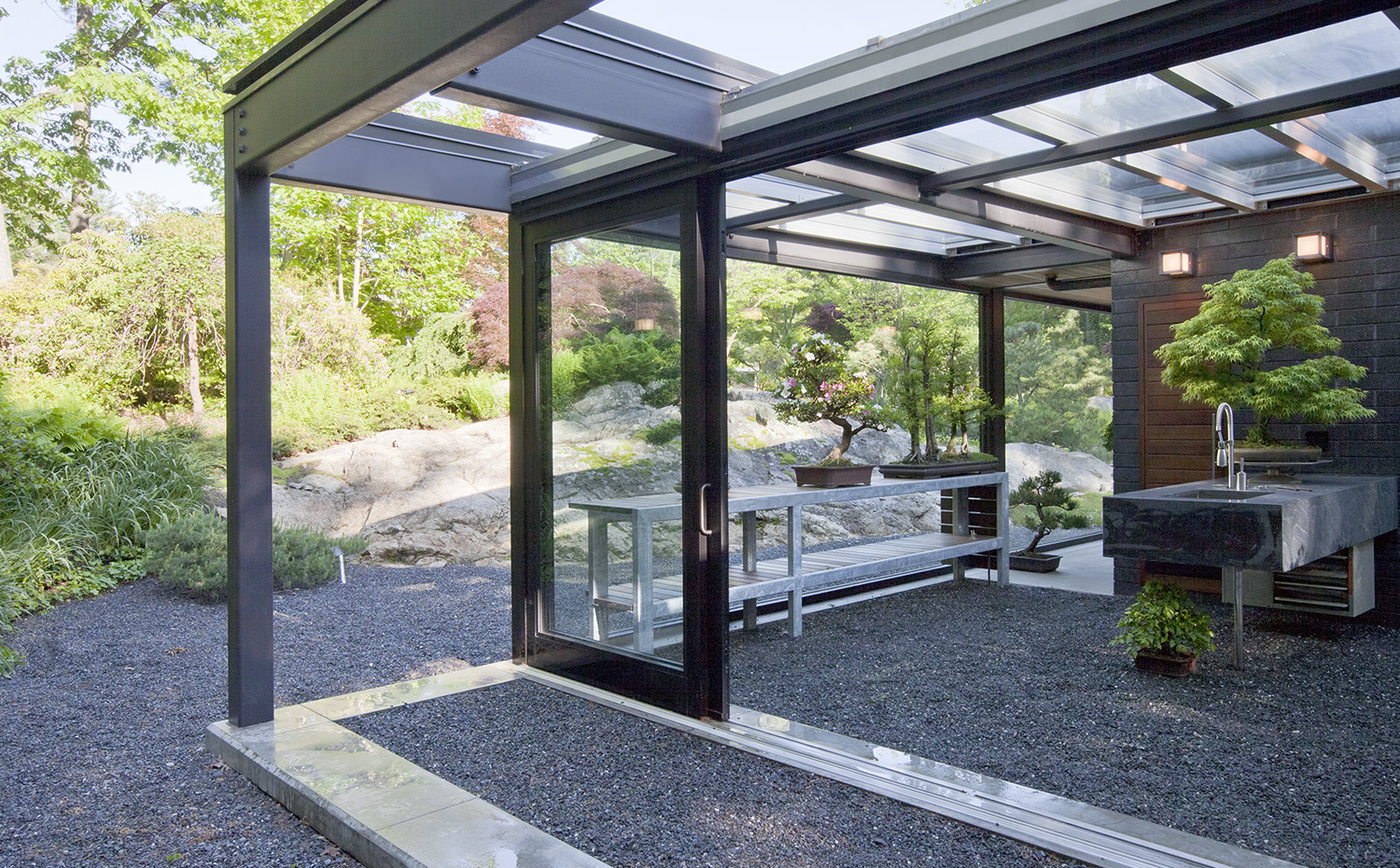 Glasshouse, Vanderwarker 10. En la zona de trabajo el suelo es de granito y el techo deja que entre la luz para crear un invernadero
