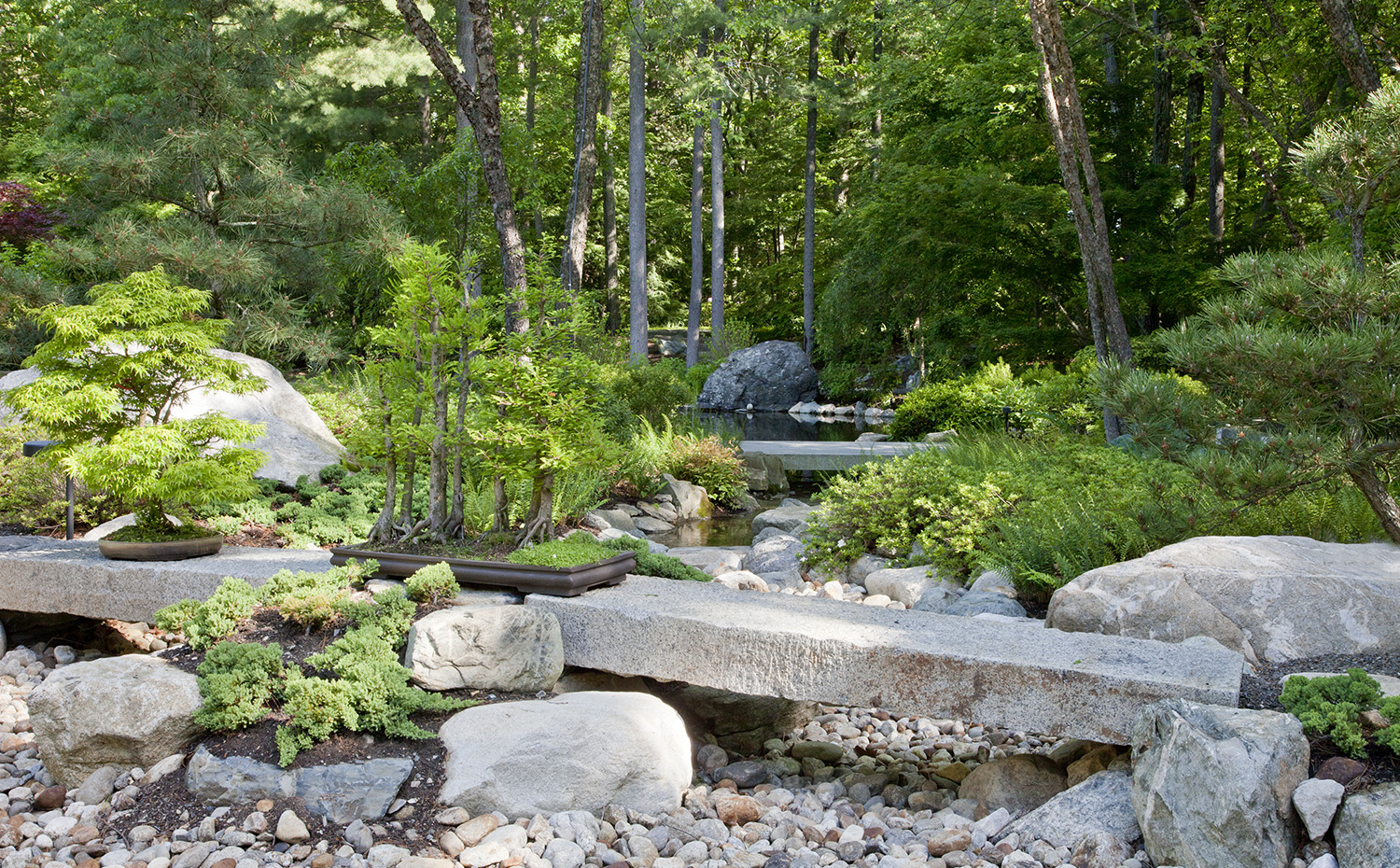 Glasshouse, Vanderwarker 1. El jardín de estilo japonés se diseñó sobre el lecho de un arroyo seco