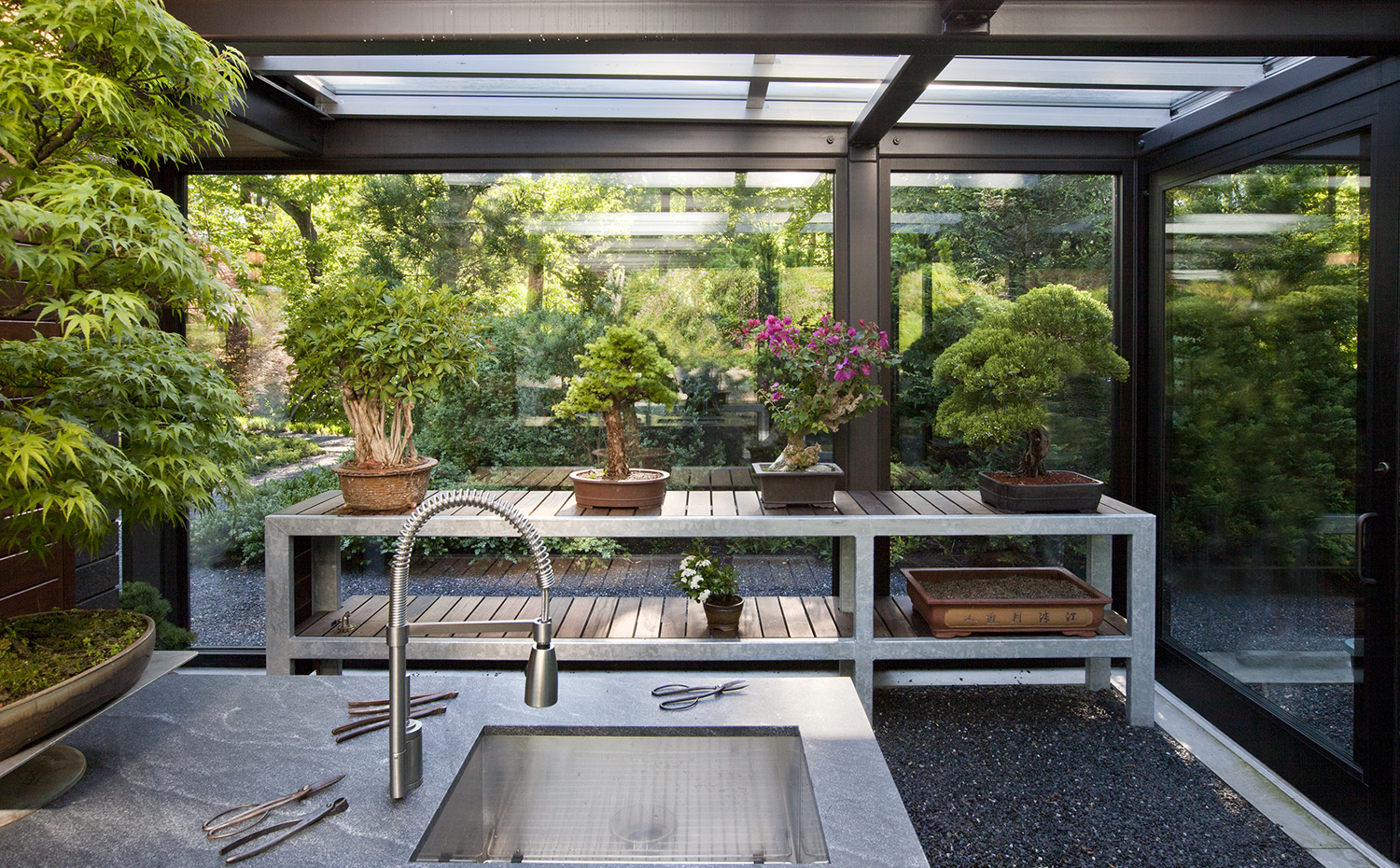 Glasshouse, Vanderwarker 4. Los bancos sobre los que descansan los bonsáis se hicieron de aluminio galvanizado y madera de teca 