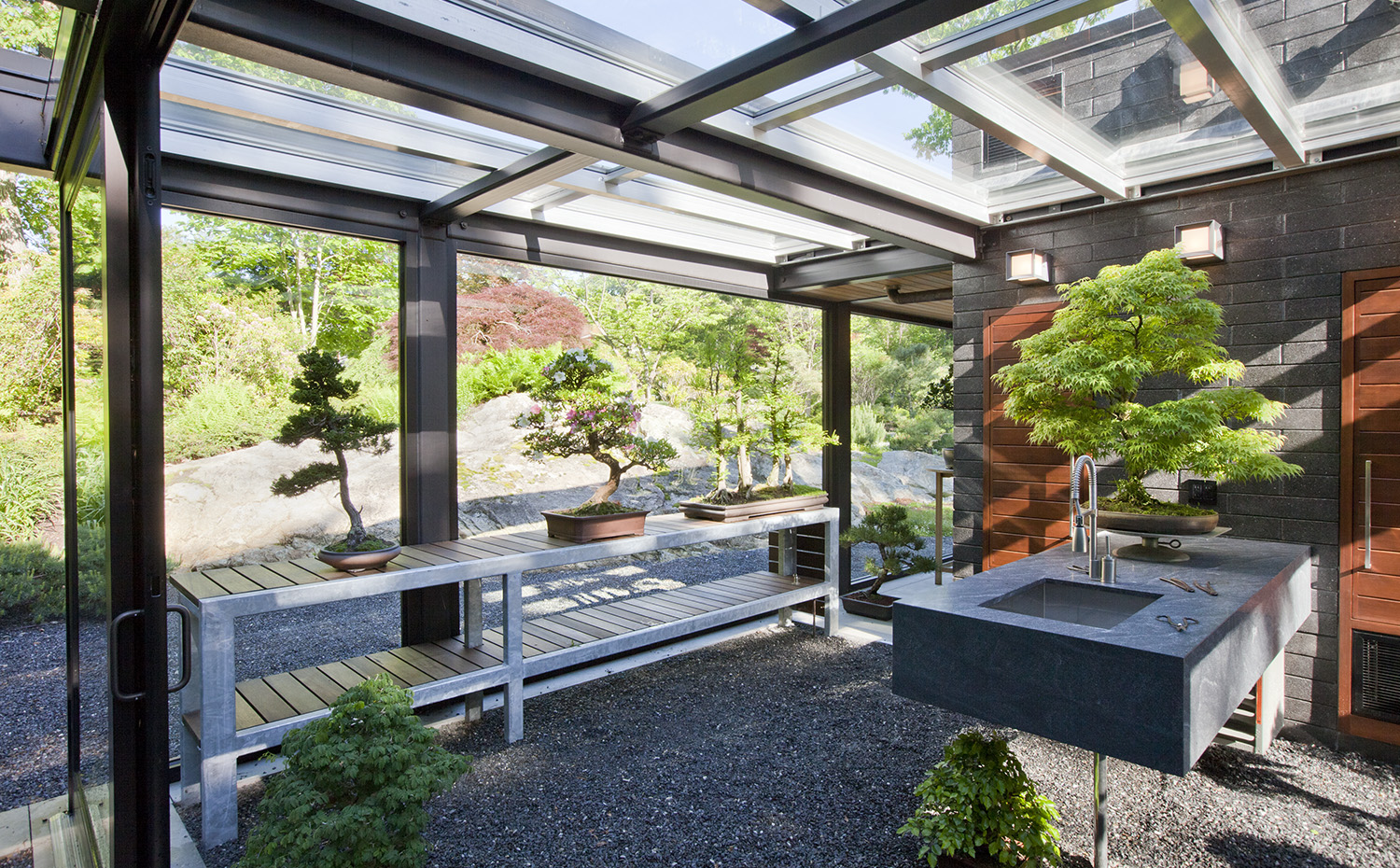 Glasshouse, Vanderwarker, 9. Un bloque de granito en voladizo sirve de encimera y contiene un fregadero de acero inoxidable