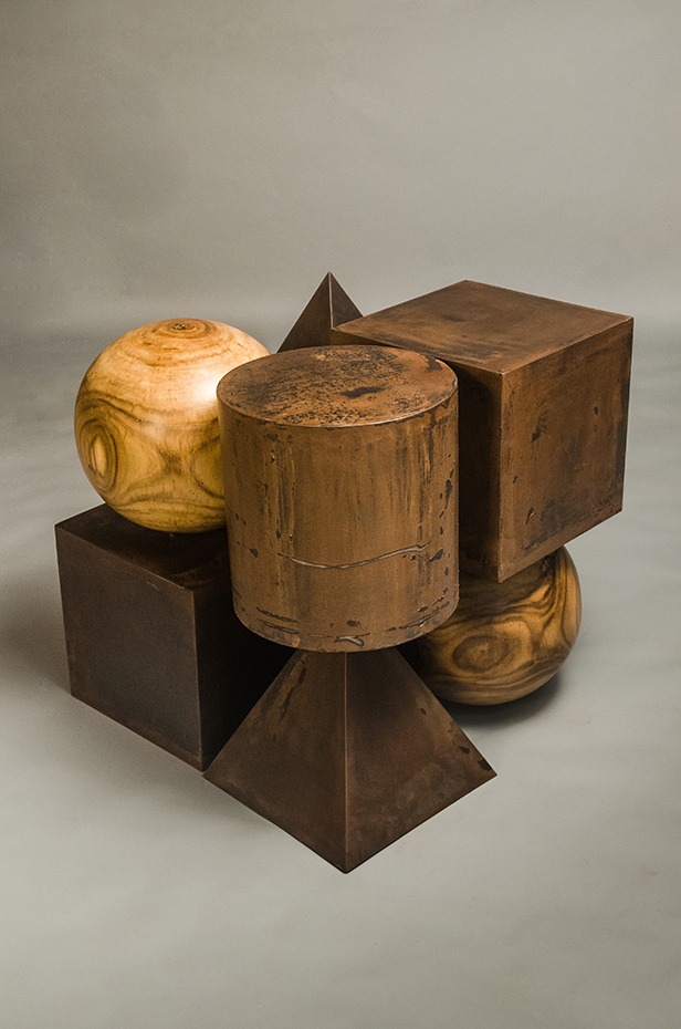 Pakistan Platonic forms made in M.S rust finish with solid sheesham wood (rose wood). Photo - Mustafa Mehdi. Formas platónicas hechas con madera de sésamo (Pakistán)