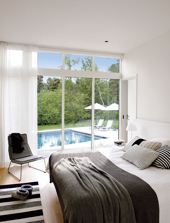 00368274 ok. Cama del fabricante Asplund. Lámpara de sobremesa Costanza, de Paolo Rizzato para Luceplan. Butaca Low Pad, de Jasper Morrison para Cappellini