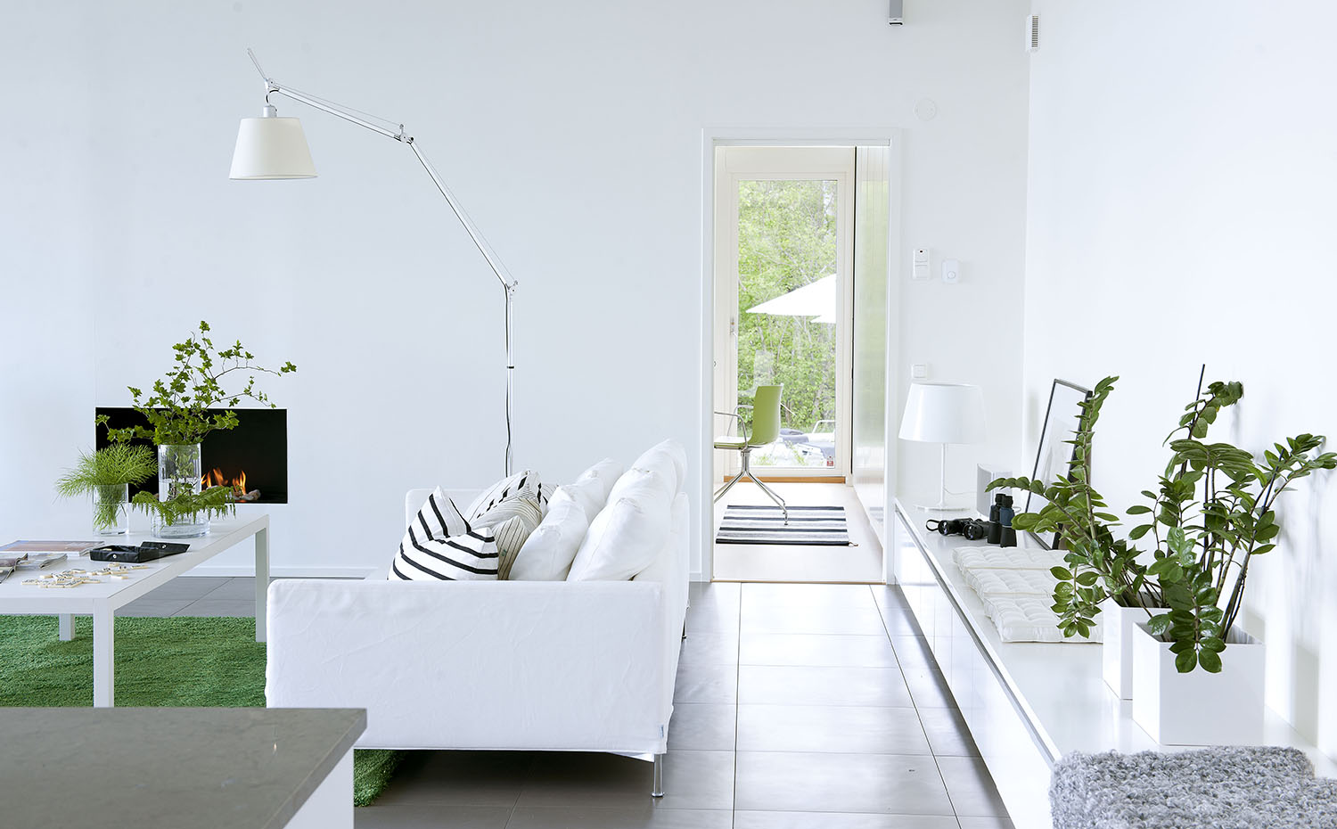 00368278 ok. Sofá, de Living Divani. Lámpara Tolomeo Mega, de Michelle de Lucchi y Giancarlo Fassina para Artemide. El aparador junto a la pared es un diseño de los arquitectos