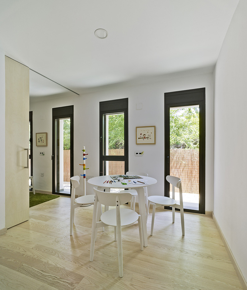 CASA F&A (10). Todo el mobiliario de los dormitorios se ha realizado a medida con carpinterías y panelados de abedul teñido. El parquet de fresno es del fabricante Kährs