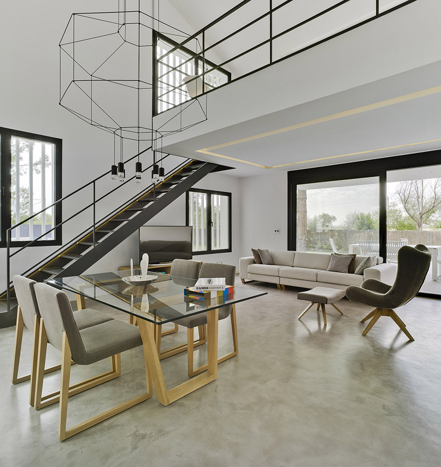 CASA F&A (11). Sillas Arco S02 y mesa Benedicta, diseño de Enrique Martí para Doos Design. Lámpara Wireflow, diseño de Arik Levy para Vibia