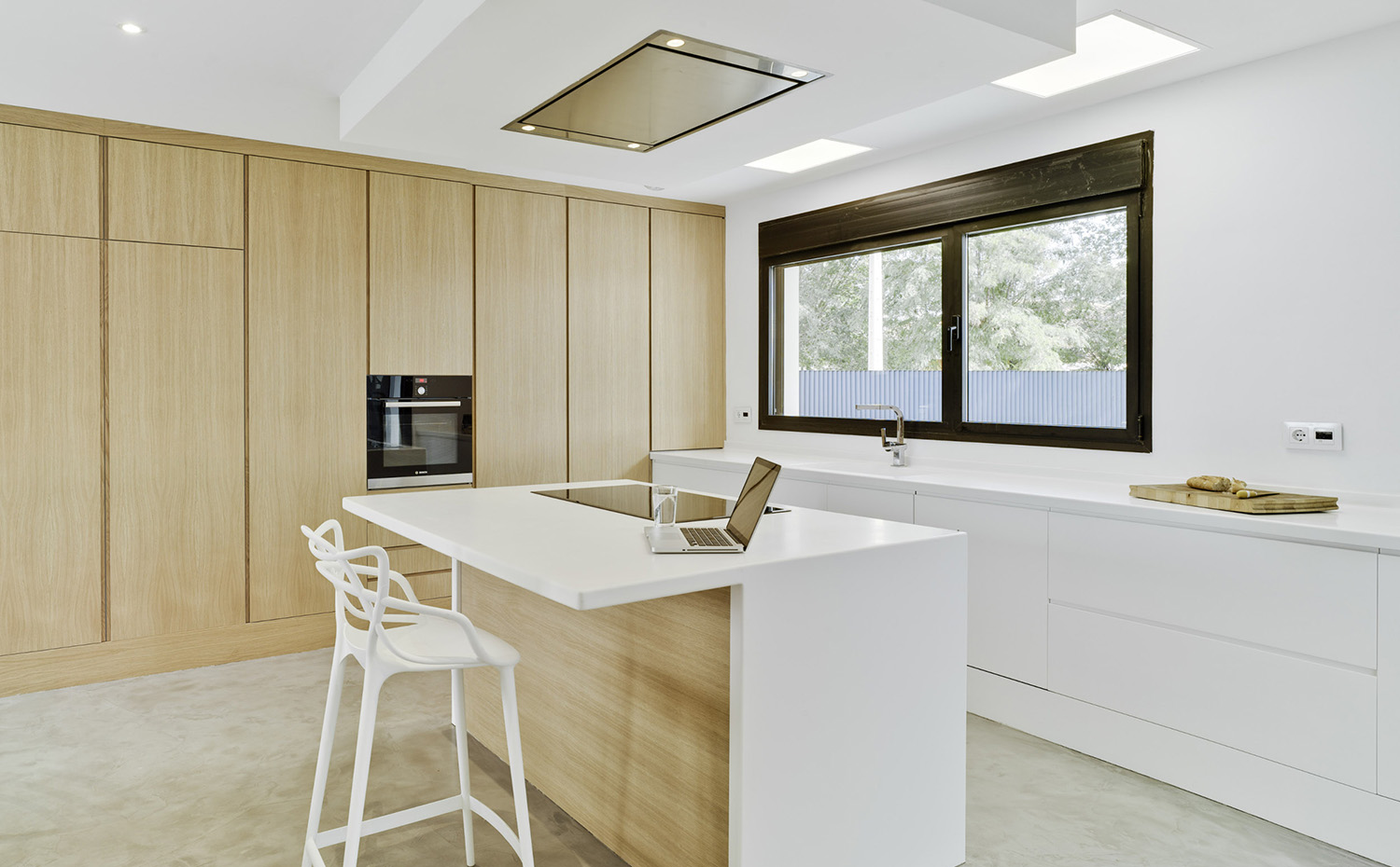 CASA F&A (17). El mobiliario de la cocina se ha realizado a medida con madera de roble. La campana extractora es de Pando, y el horno, de Bosch