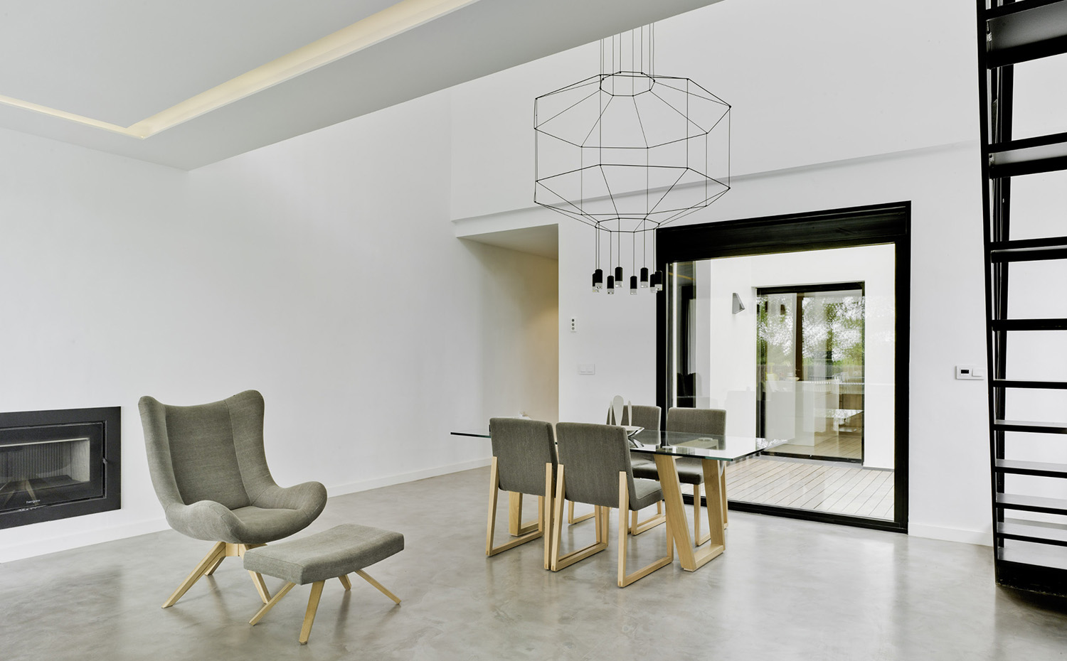 CASA F&A (19). En el techo del salón se ha practicada una línea empotrada para ocultar la iluminación. La chimenea es del fabricante Hergom