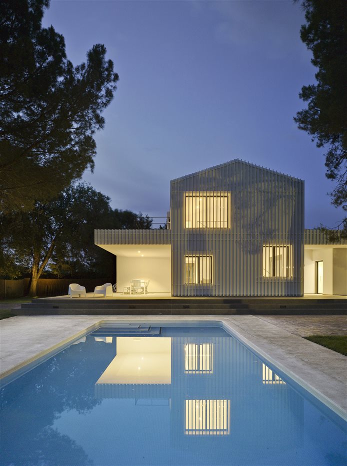 CASA F&A (1). El pavimento alrededor de la piscina está revestido con piedra caliza Capri
