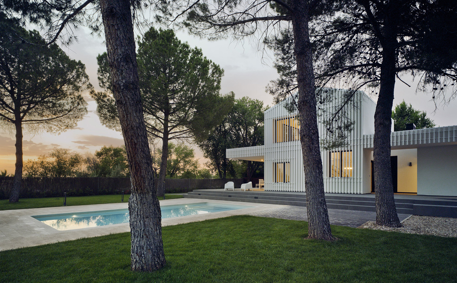 CASA F&A (21). Se respetaron los árboles existentes en la parcela, a partir de los cuales se diseñaron y organizaron los espacios exteriores