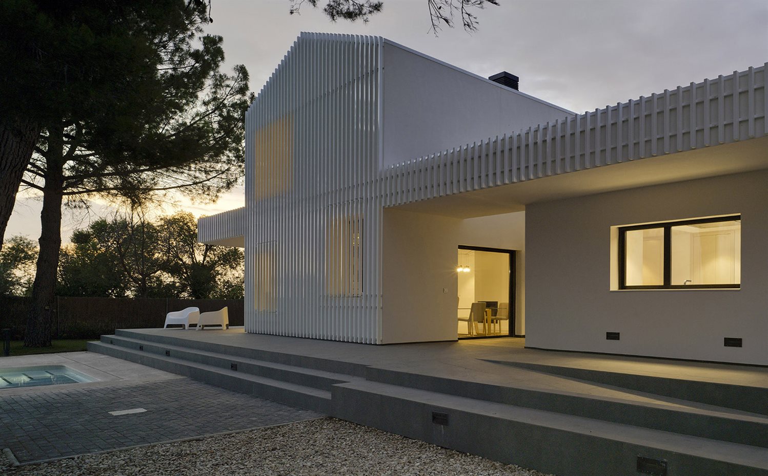 CASA F&A (23). La casa se asienta sobre un podio pavimentado en la zona del porche con gres porcelánico de la firma Saloni