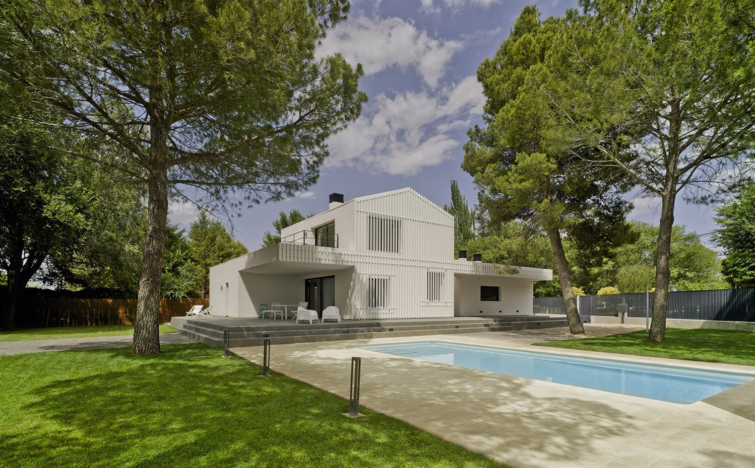 CASA F&A (3). En el porche, las butacas Solid, diseño de Stefano Giovannoni y Elisa Gargan para Vondom