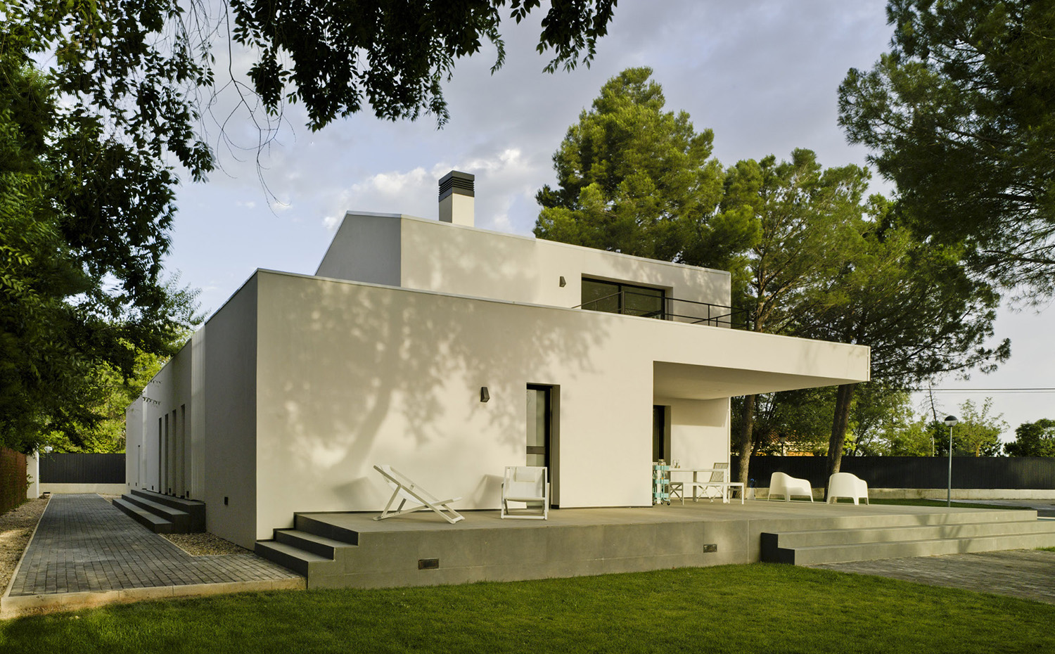CASA F&A (4). El volumen original se esculpe creando porches, grandes aleros y patios que generan zonas de sombra y de protección frente a la lluvia