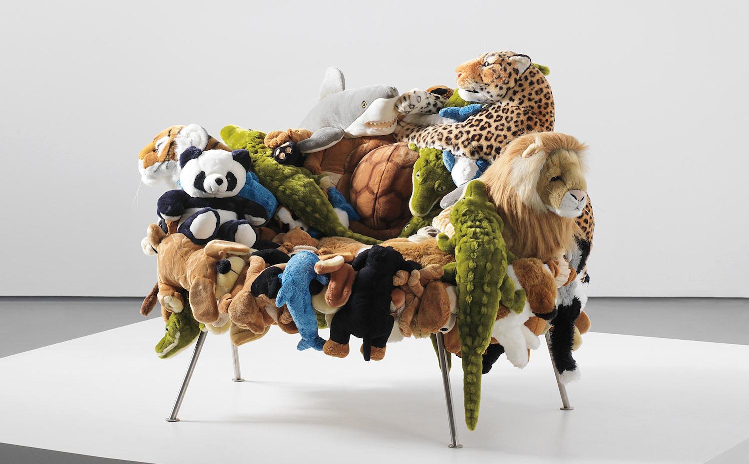 La silla Banquete (2002) son peluches unidos entre sí sobre una estructura de metal. Silla Banquete (2002)
