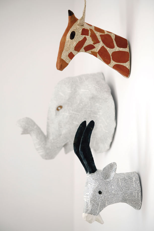 Estos motivos decorativos inspirados en los trofesos de caza decoran la pared de una habitación infantil pared