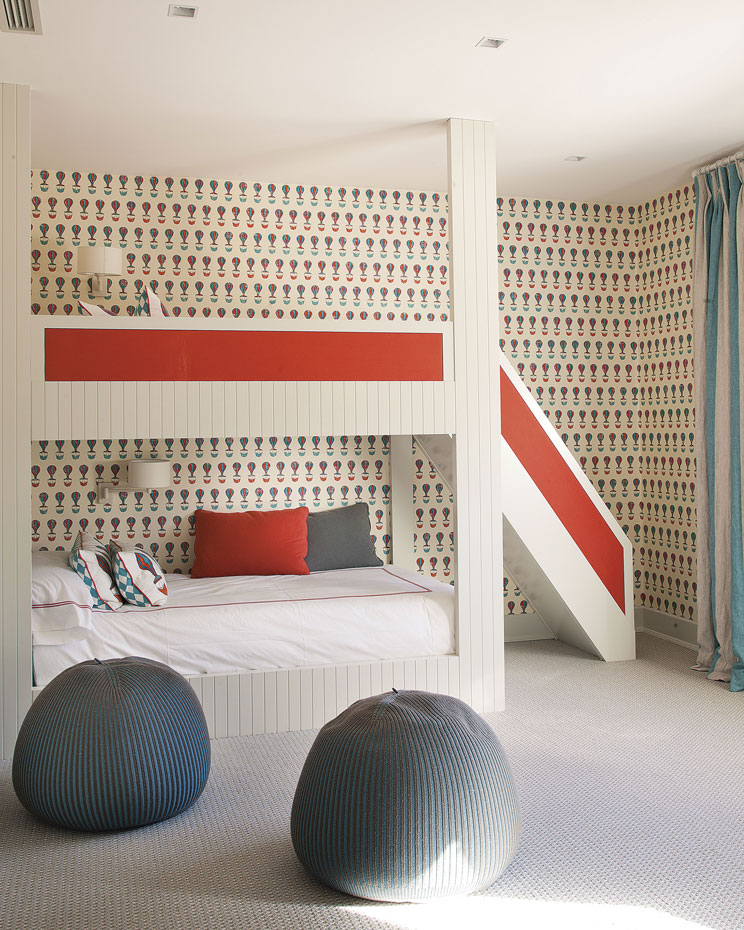 En este dormitorio de estilo nórdico se ha combinado el papel de la pared con los tonos de los muebles. Los cojines y las sábanas también van a juego pared
