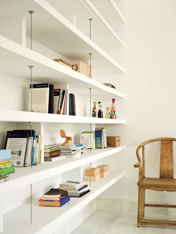 MVN Arquitectos decora una pared entera con una estantería de obra en el mismo color que el suelo, consiguiendo una unidad cromática natural e impecable