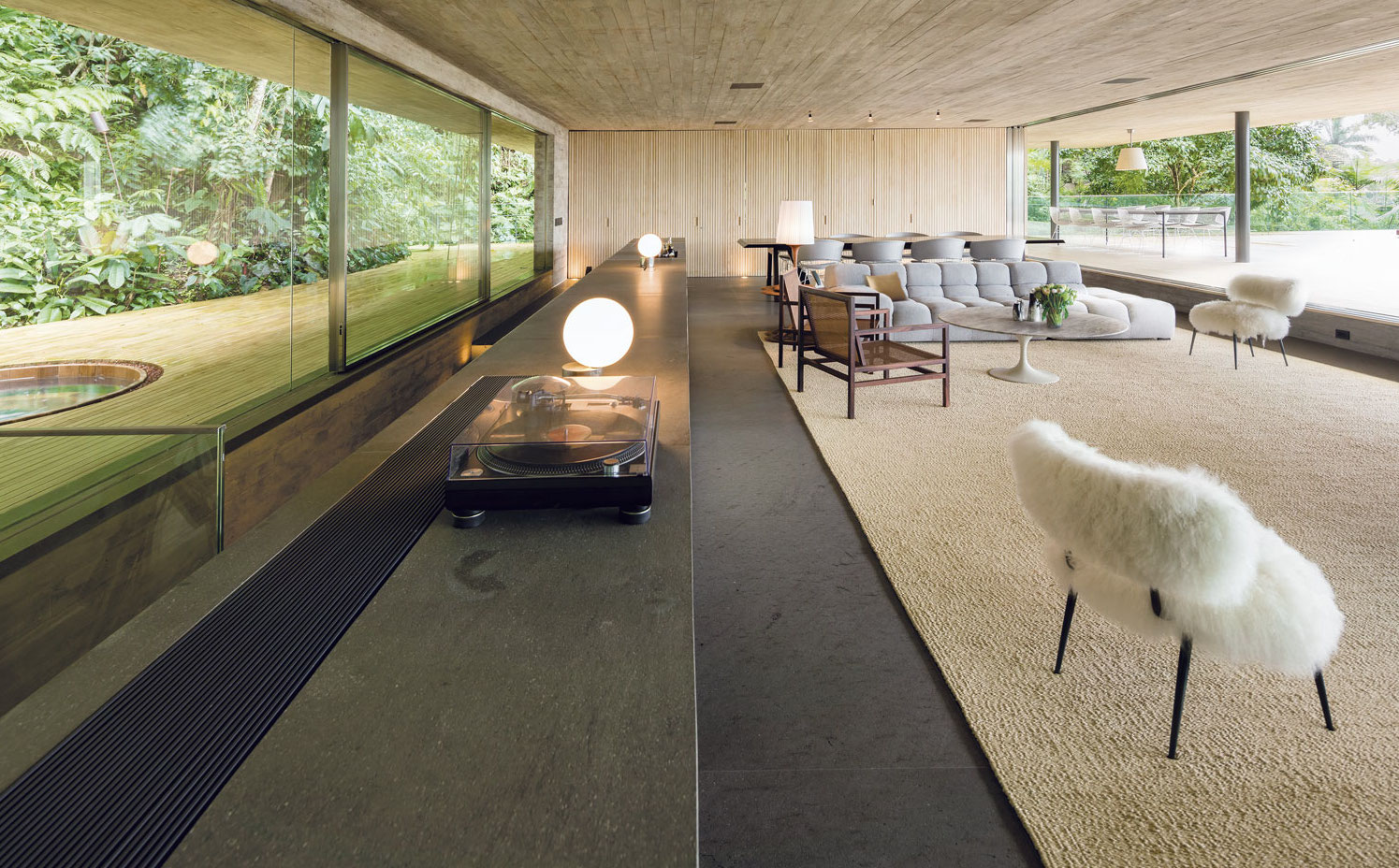 104. Las lámparas Glo-Ball, de Jasper Morrison para Flos, forman un conjunto 'vintage' con el tocadiscos. Mesa de centro, modelo Tulip, de Eero Saarinen para Knoll