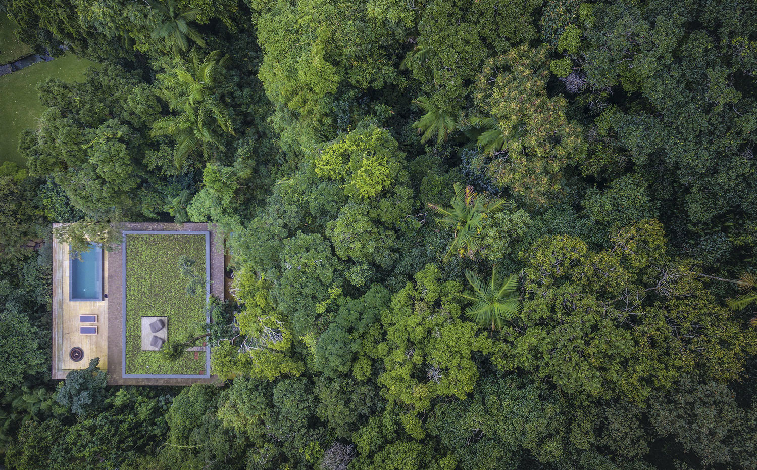 13. Observada desde el cielo, la casa revela la razón primordial de su diseño: componer una arquitectura esencial y en íntima relación con la vegetación para subrayar su continuidad con una Naturaleza exuberante