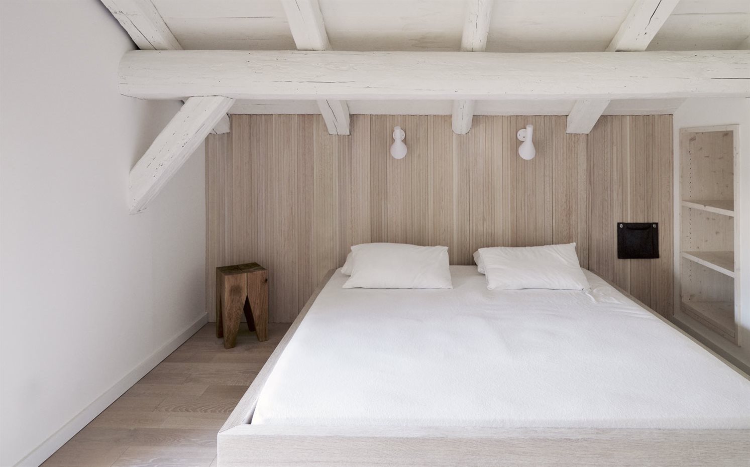 19 villa-solaire JKA+FUGA photo-Julien-Lanoo. En la Villa Solaire, de Jeremie Koempgen, se ha optado por combinar madera "en crudo" con madera pintada con pintura ecológica del mismo color que la pared