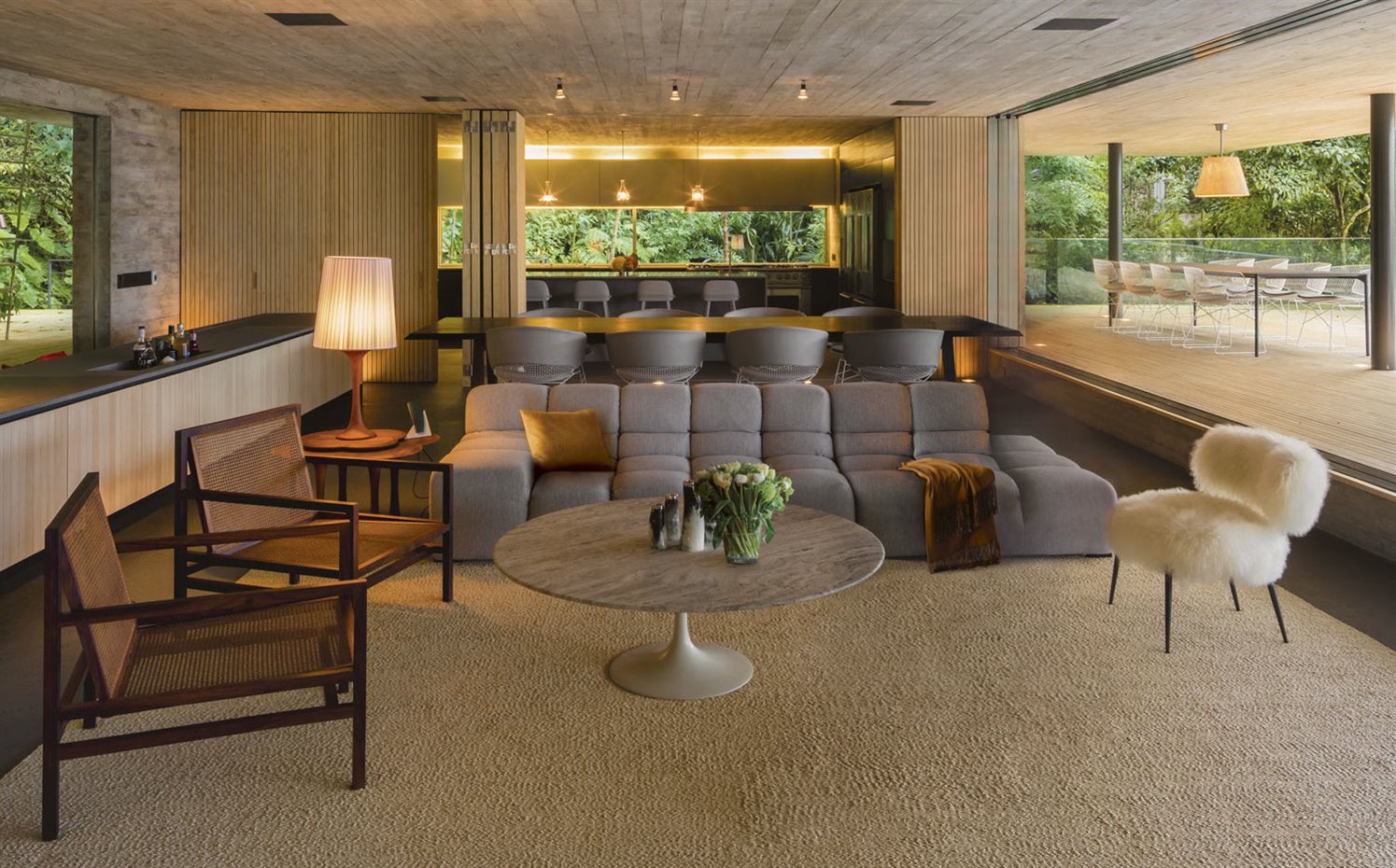 47. El sofá Tufty Time, de Patricia Urquiola para B&B Italia, se combina con las sillas Cane Sofa, de Joaquim Tenreiro para R&R Company, y la butaca Nepal, de Paola Navone para Baxter