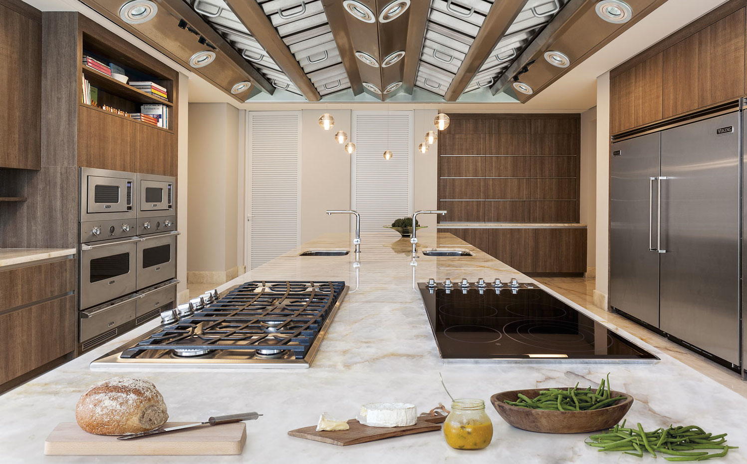 719-628-D02-385-120-j15. El mobiliario de cocina, con acabado roble, es el modelo Orlando, de Leicht. La encimera de la isla es de cuarzo blanco. Griferías, de Grohe, y electrodomésticos, de Viking