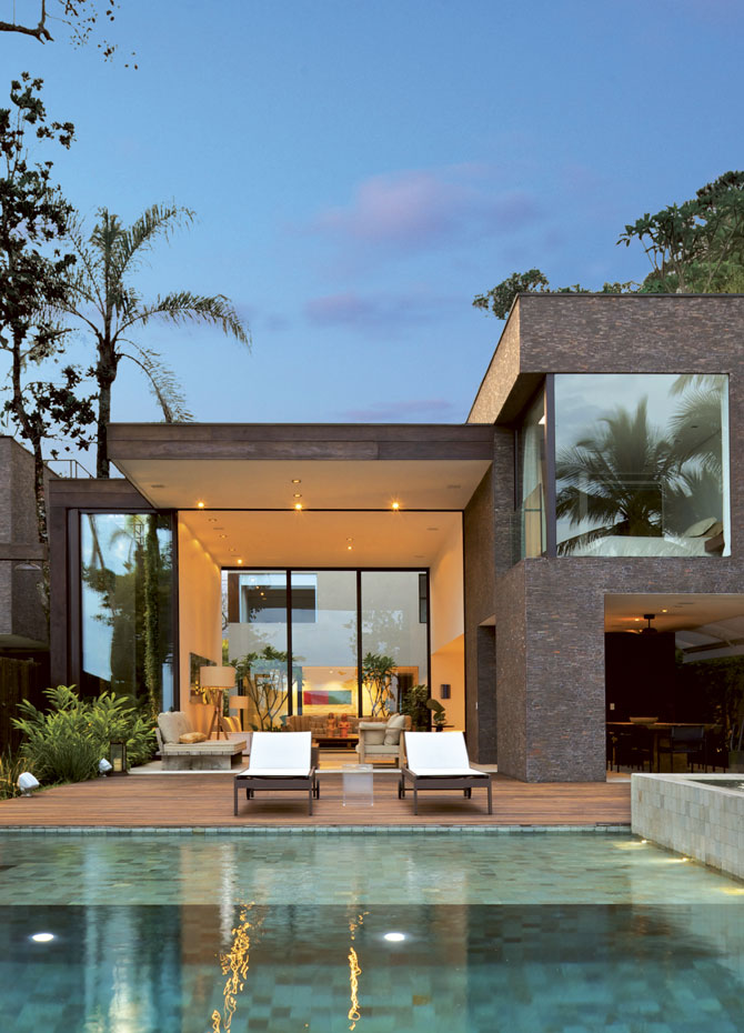 ARQUITECTURA-136-4. Todos los materiales aportan sensualidad y calidez a tono con el escenario tropical: la tarima exterior, los ladrillos manuales de la fachada, las fibras naturales del mobiliario...
