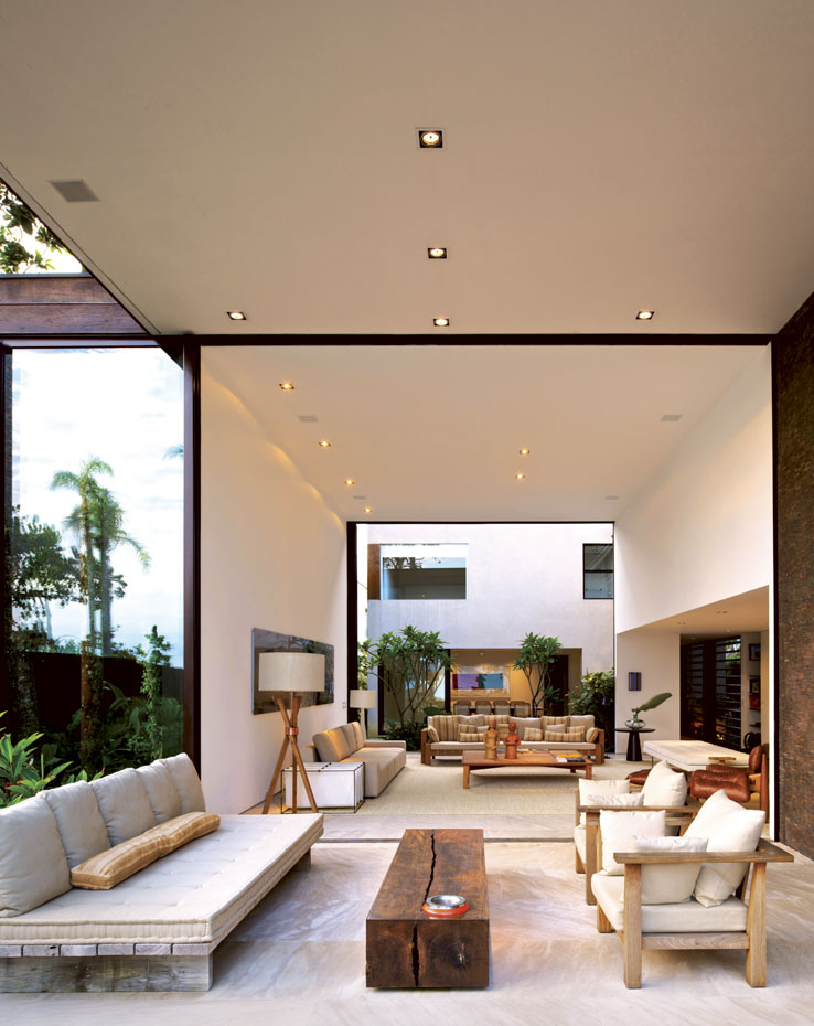 ARQUITECTURA-136-6. Las zonas de estar en el porche y en el interior de la casa se suceden sin interrupciones físicas ni visuales
