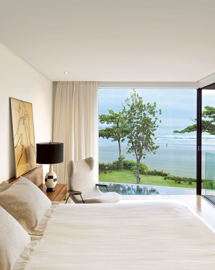 ARQUITECTURA-136-8. El dormitorio principal se concibió como un privilegiado mirador sobre las vistas del mar