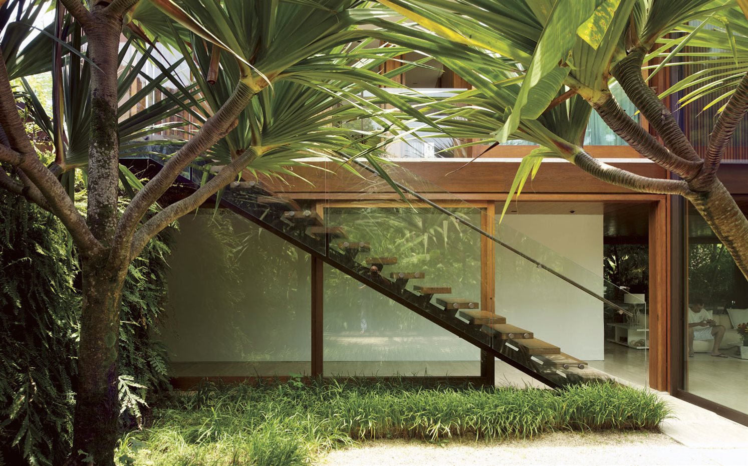 ARQUITECTURA-148-11. Siguiendo la estricta normativa local, la casa se desarrolla en un solo volumen y con dos plantas para no crear discontinuidades con el entorno