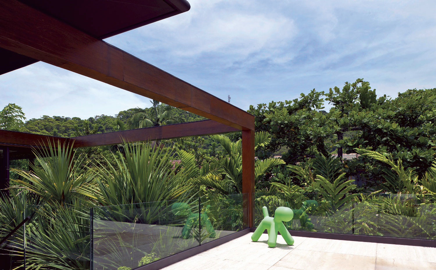 ARQUITECTURA-148-14. Una estructura de acero remata la terraza. Perrito Puppy, diseño de Eero Arnio para Magis