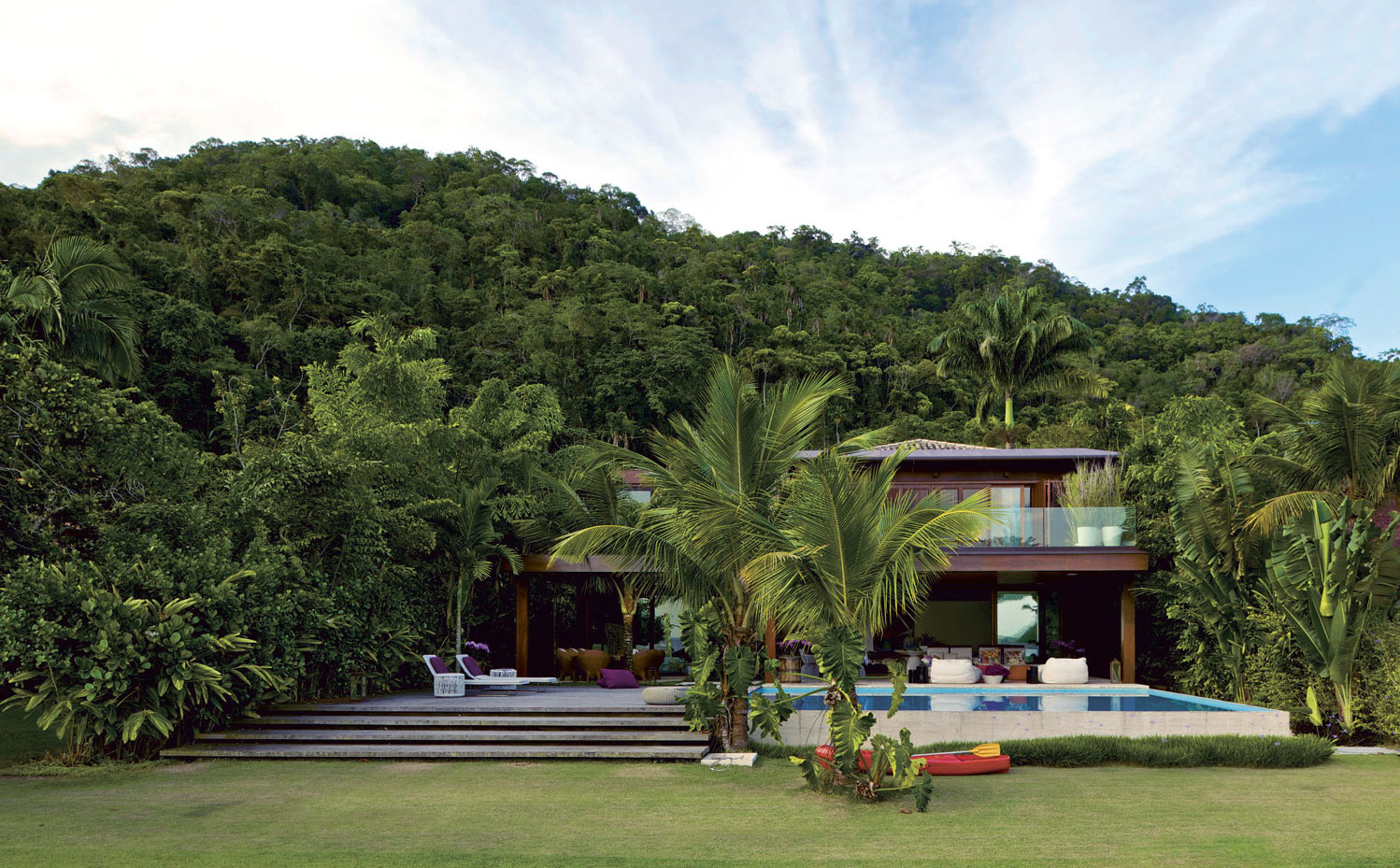 ARQUITECTURA-148-7. La casa se integra de tal modo en el paisaje que desde algunos ángulos pasa casi desapercibida